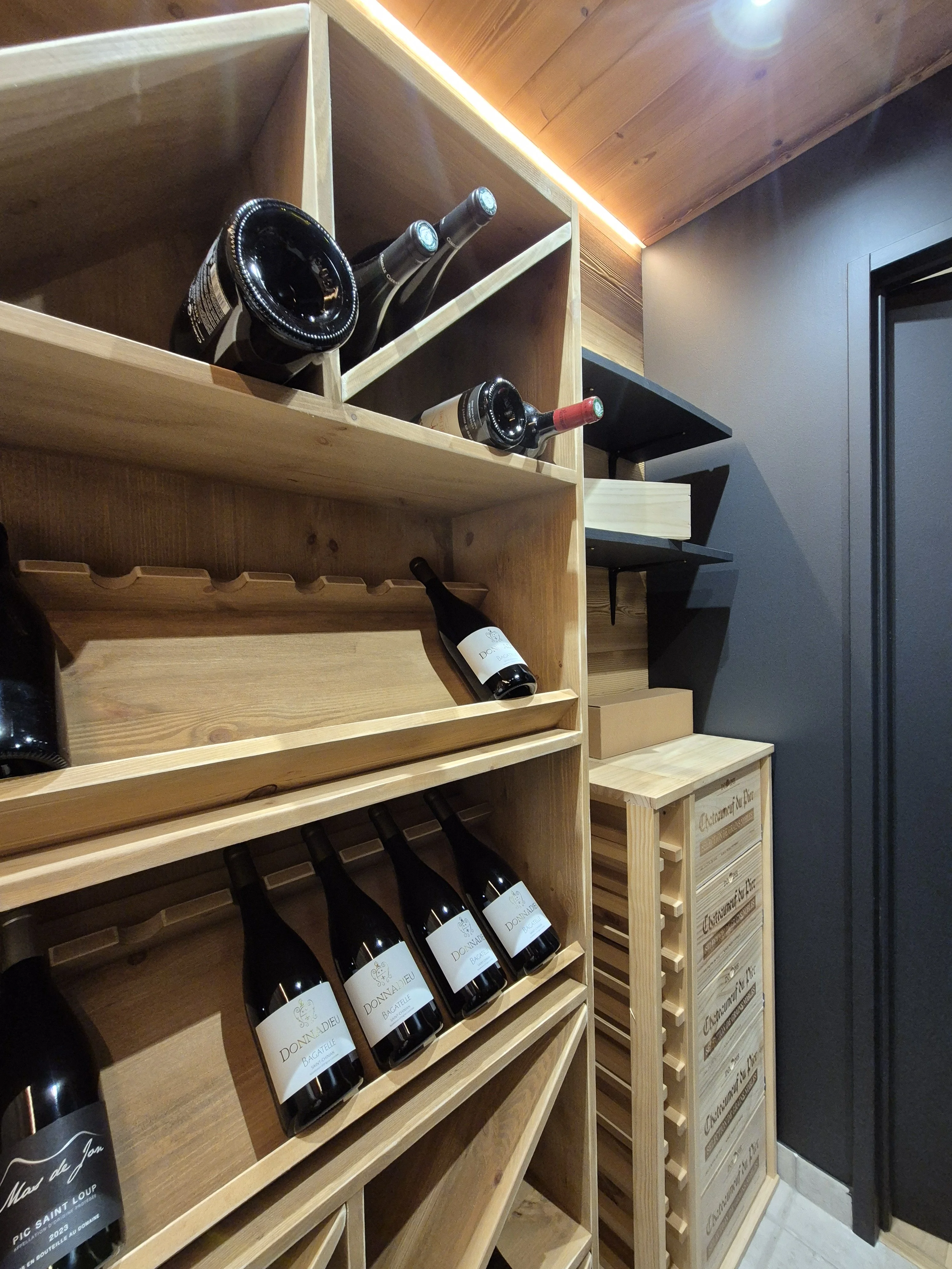 Projet Mévy — Cave à vin, rangements et finitions